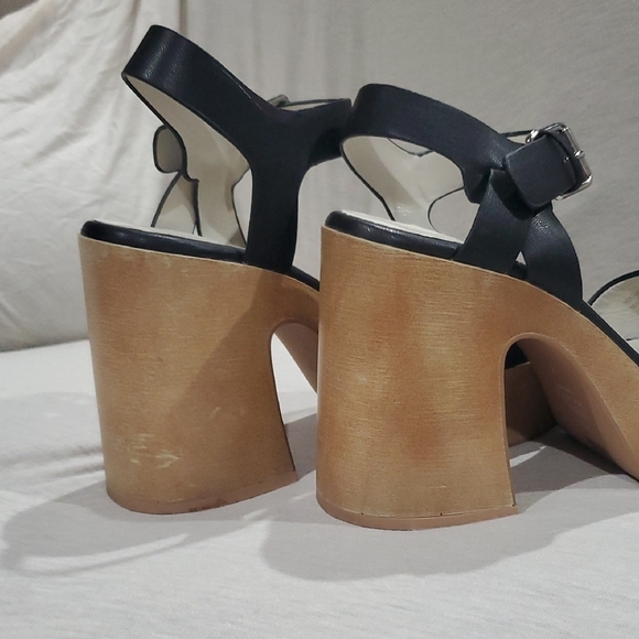 Oasis Society Elegant Black and Tan Platform Heels - Picture 6 of 9